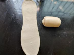 再次擀开，把面片翻个面，光滑的朝上面，卷起来