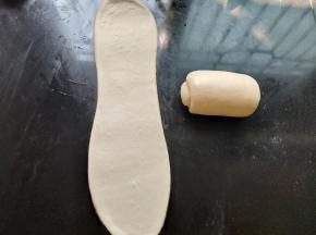 再次擀开，把面片翻个面，光滑的朝上面，卷起来
