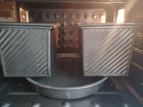 烤箱里放盘热水，进行发酵