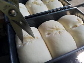 剪刀在每个面团上剪一刀，下手干脆利落