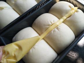 黄油装入一次性裱花袋，室温软化，挤到吐司上