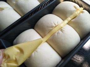 黄油装入一次性裱花袋，室温软化，挤到吐司上