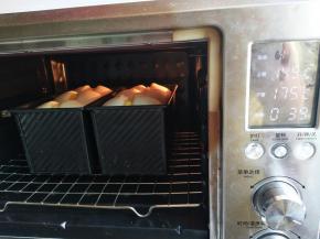 烤箱提前预热10分钟，上火145下火175，烤40分钟