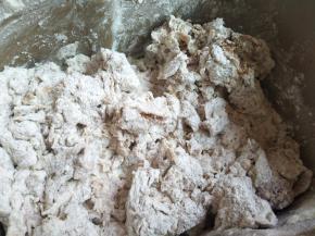 热水把红糖化开，加入冷水，搅拌均匀，加入酵母和面粉，面包机揉15分钟