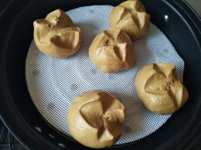 锅里温水，进行发酵，发1.5倍大，大火蒸5分钟，转中火蒸8分钟，关火焖3分钟
