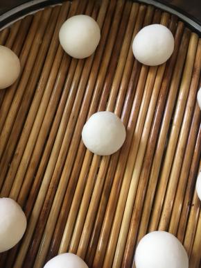 锅里放冷水，把做好的馒头坯放在蒸笼里面，盖上盖子，放在锅里醒发，醒好之后中大火蒸十五分钟
醒发好的状态：手指轻按能反弹，面团变轻