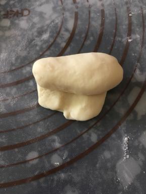 揉面垫上撒少许干粉，面团来回揉搓