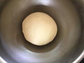 把所有材料放在面包机桶内，用和面程序揉成光滑的面团，揉好的面团盖上保鲜膜室温发酵至两倍大，手指沾面粉戳进去，面团不回弹不塌陷即可