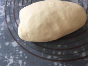 发好的面团拿出来排气