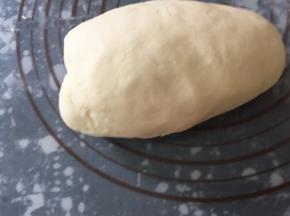 发好的面团拿出来排气