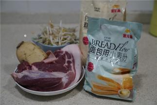 备好所用食材，金龙鱼高低筋粉，猪肉，莲藕，豆芽，西兰花。