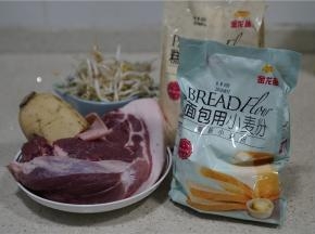 备好所用食材，金龙鱼高低筋粉，猪肉，莲藕，豆芽，西兰花。