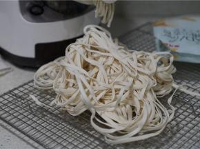 再选择出面模式，面出来之后摊的开一点，再备用。