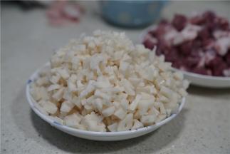 将藕及肉都洗切成丁。