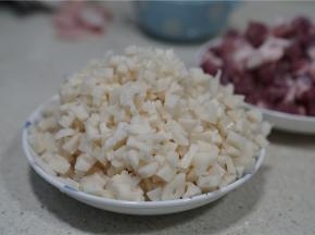 将藕及肉都洗切成丁。
