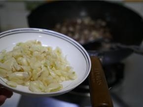 将蒜拍切好下锅，同炒至出味。