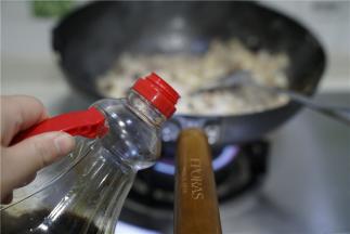 加入料酒 ，生抽，辣酱，白糖 调味，料酒的用量多一些。煮个十分钟的样子就可以。