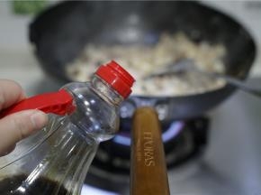 加入料酒 ，生抽，辣酱，白糖 调味，料酒的用量多一些。煮个十分钟的样子就可以。