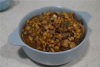 煮好之后是这个样子，可以直接用来配饭，但为了让家保存的时间长一点，酱汤汁味更浓郁一点，我们必须要上锅隔水蒸40分钟。