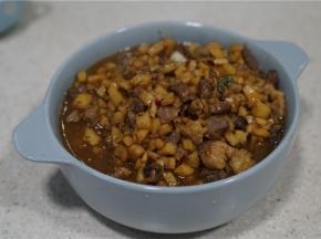 煮好之后是这个样子，可以直接用来配饭，但为了让家保存的时间长一点，酱汤汁味更浓郁一点，我们必须要上锅隔水蒸40分钟。