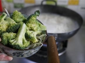 煮至面条微要熟了，将西兰花及豆芽洗好下锅，烫个一分钟就可以啦。