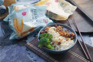 将煮好的面烫好的菜，配上煮蒸好的猪肉藕丁酱就可以美美开吃啦。