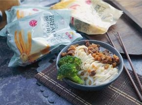 将煮好的面烫好的菜，配上煮蒸好的猪肉藕丁酱就可以美美开吃啦。