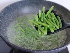 大火烧开2分钟捞出！立即过冷水，再捞出淋干水分！