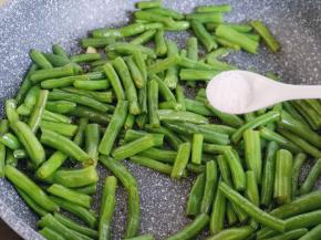 按个人口味加入食用盐。