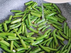 再加入少许清水，中火快速翻炒2分钟。