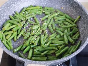 加入熟芝麻，翻炒均匀即可出锅！