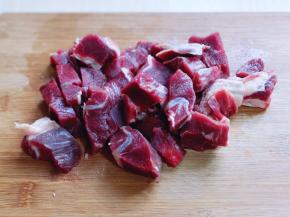 泡好的牛腱子切小块！