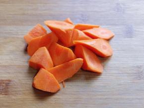 胡萝卜去皮切菱形块！