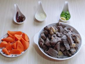 葱姜蒜去皮切碎，准备好所有食材！