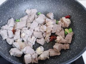 待香料炒香后，加入焯水的牛肉煸炒。