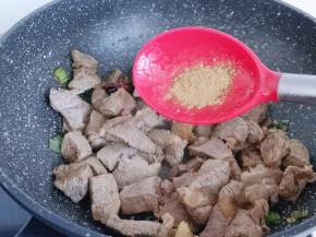 加入十三香！翻炒均匀！