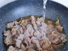 加入清水，摸过牛肉即可！