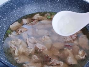 加入冰糖，大火烧开，转小火慢炖，约35分钟，把牛肉炖烂糊即可！时间自己掌握！