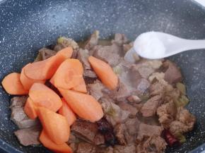 牛肉烂糊后，加入胡萝卜，盐，继续小火炖15分钟。