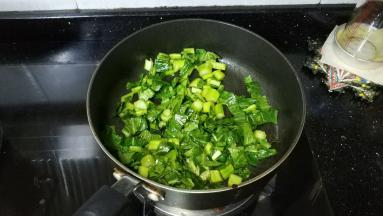 不粘锅热油，放入蒜盐、菜心粒翻炒至均匀