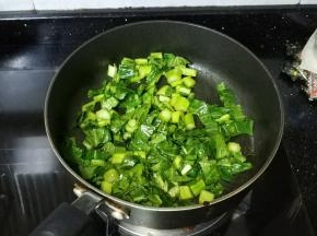 不粘锅热油，放入蒜盐、菜心粒翻炒至均匀