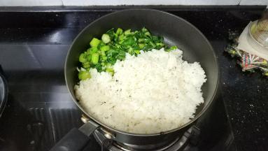 倒入剩饭炒均匀