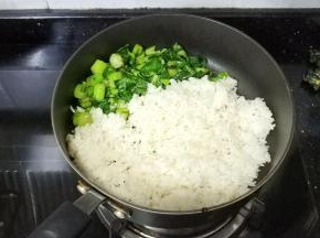 倒入剩饭炒均匀