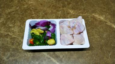 材料处理好，鸡翅对半斩开用盐腌一会