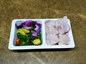 材料处理好，鸡翅对半斩开用盐腌一会