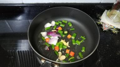 不粘锅热油放入配料爆香