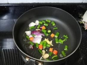 不粘锅热油放入配料爆香