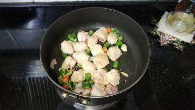 放入鸡翅炒至变色