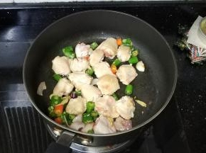 放入鸡翅炒至变色