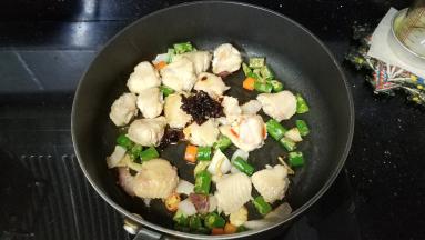 放入老干妈炒均匀